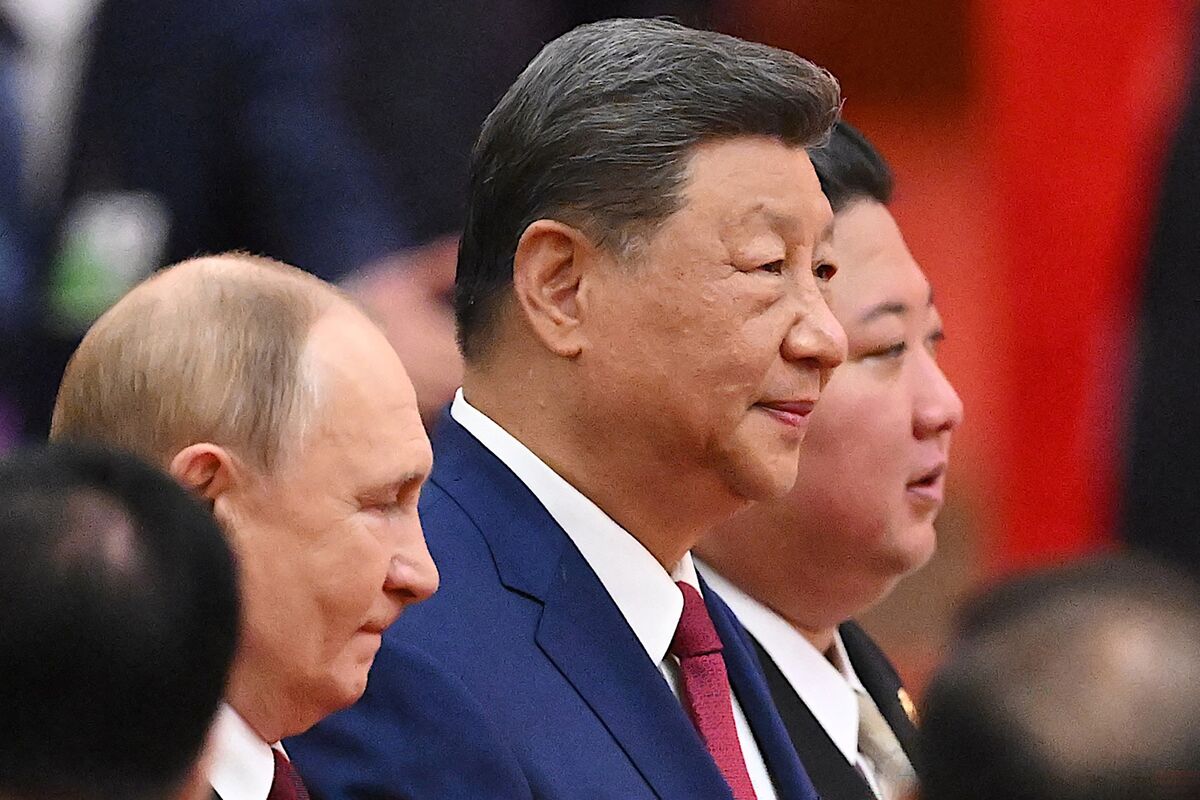 Xi Muses on Living to 150 in Rare Hot-Mic Moment With Putin, Kim