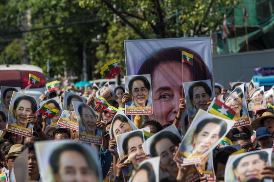 Nobel Winner Suu Kyi Defends Myanmar on Genocide Charges