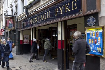 Surprise UK Retail Sales Drop Fuels Economic Growth Worries