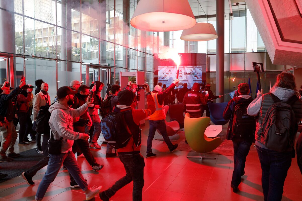 French Pension-Reform Protesters Storm Euronext Paris Building - Bloomberg