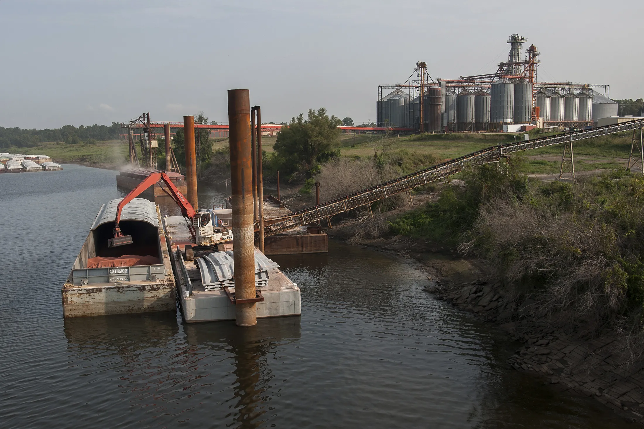 Port workers transport fertilizer at the Port of Rosedale in&nbsp;Mississippi.