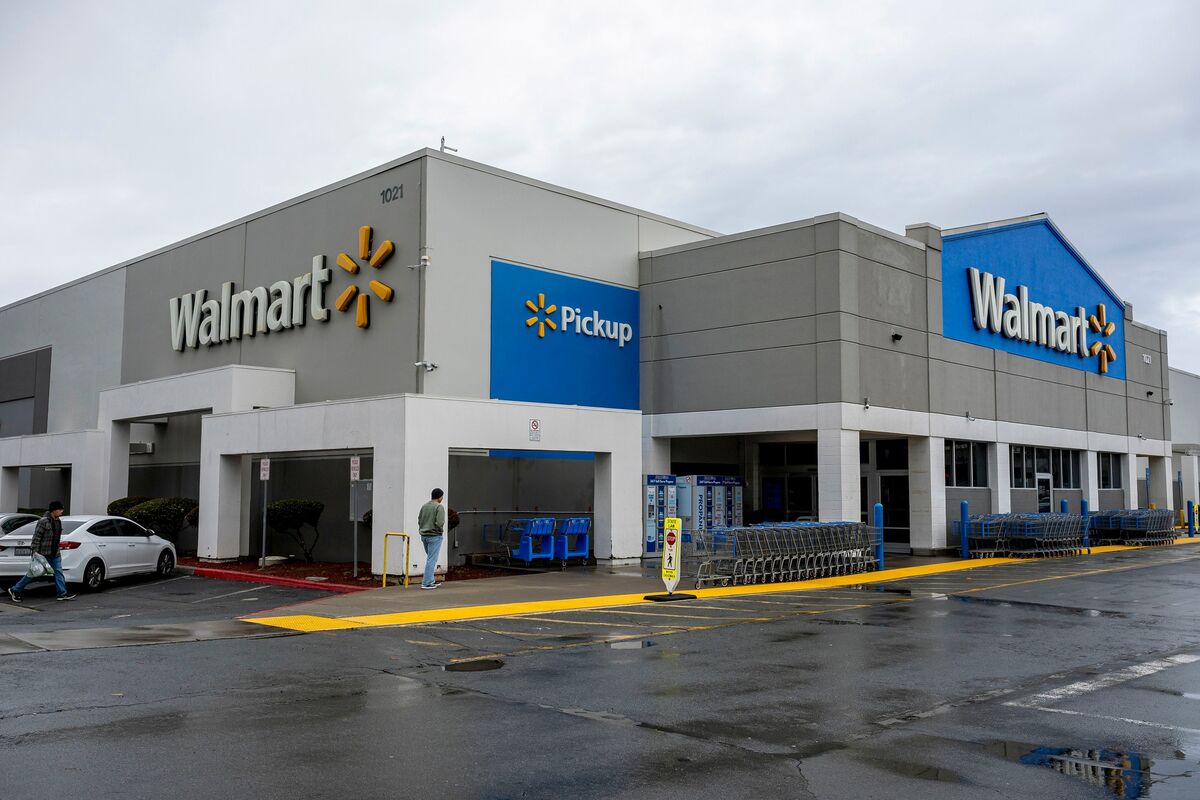 bloomberg.com - Emily Forgash - US Stock Futures Fall as Oil, Yields Climb While Walmart Slumps