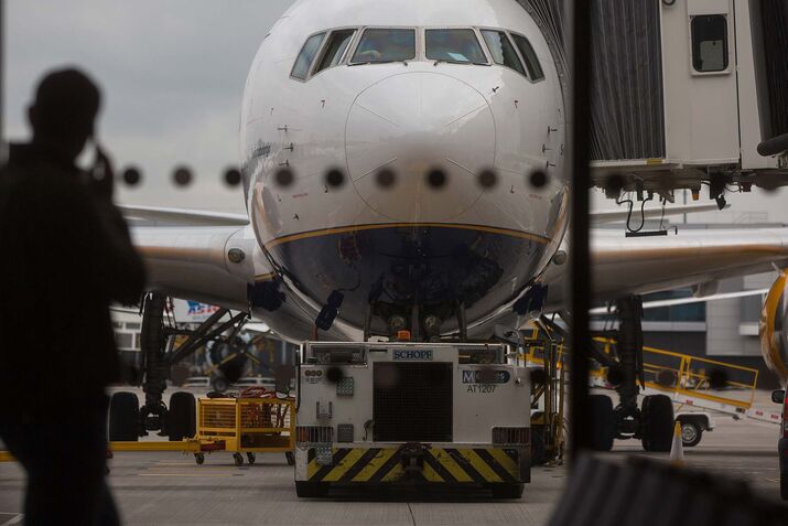 1491851190_plane-phone-lede