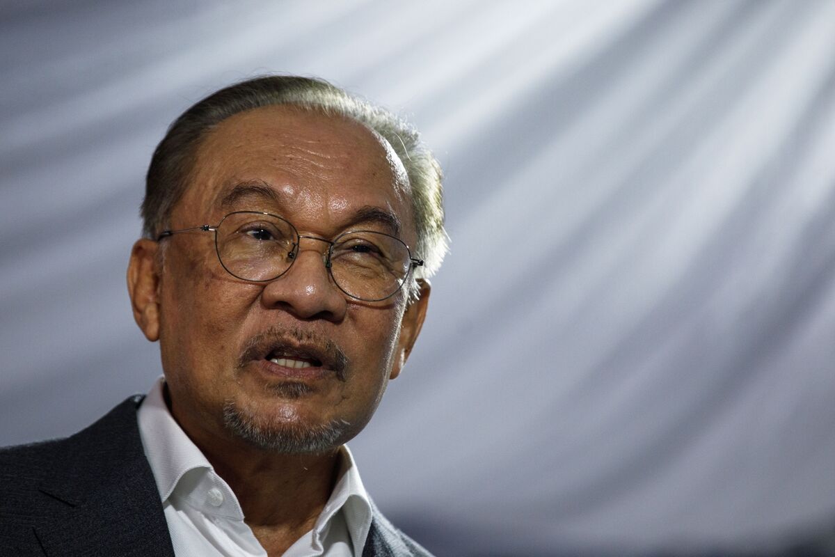 Anwar’s Taiwan Remarks Draw Praise From China, Taipei Rebuke