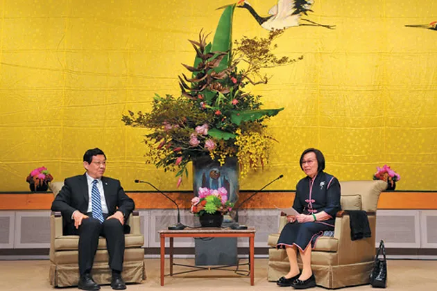 Chen with Yen Cho-yun, the wife of the late chairman of Taiwan’s Straits Exchange Foundation, on Dec. 2. During his eight-day visit, Chen was feted by a host of high-level dignitaries