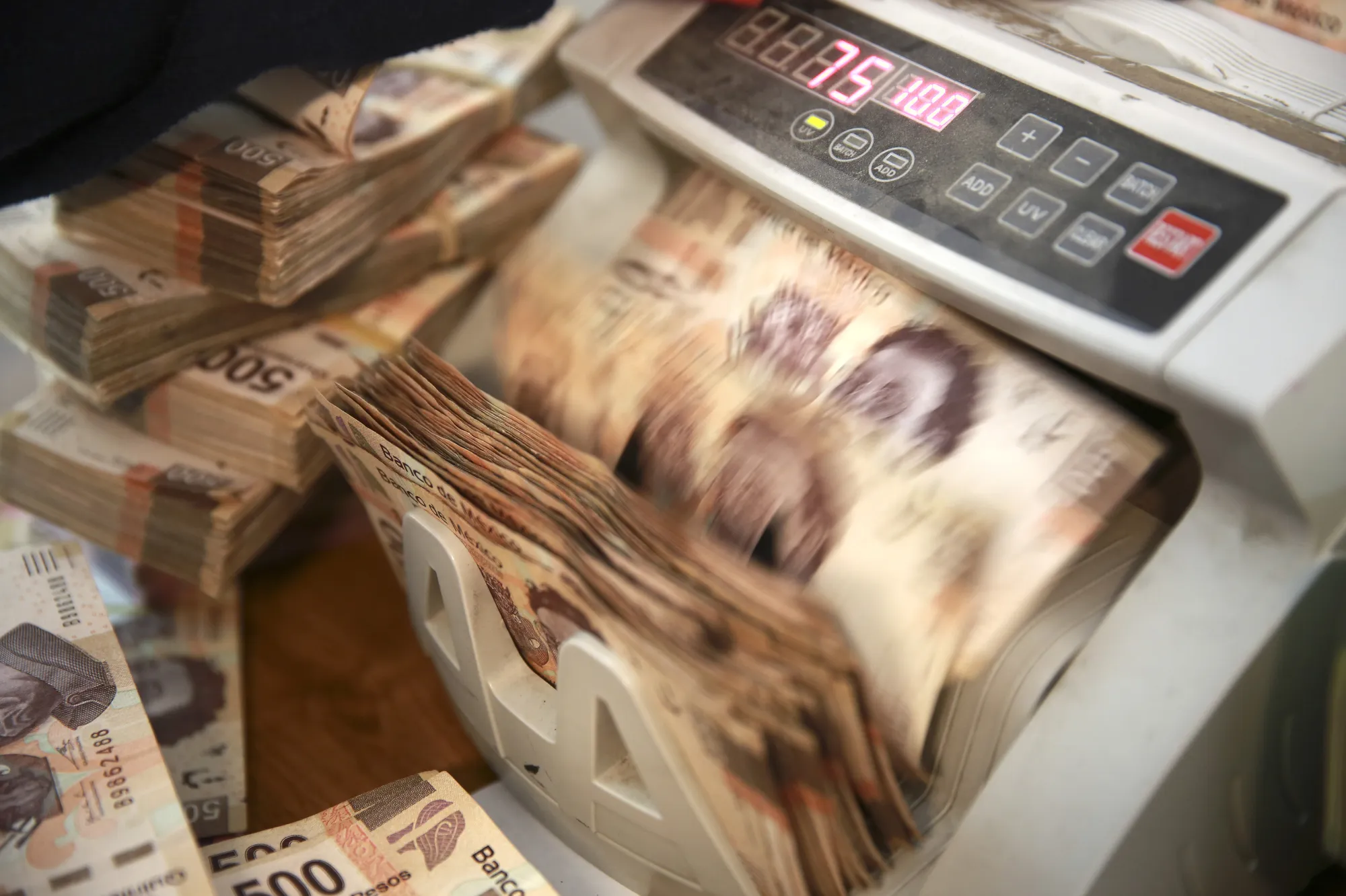 Mexico Peso Leads Gains as Banxico Said to Sell Dollars to Banks