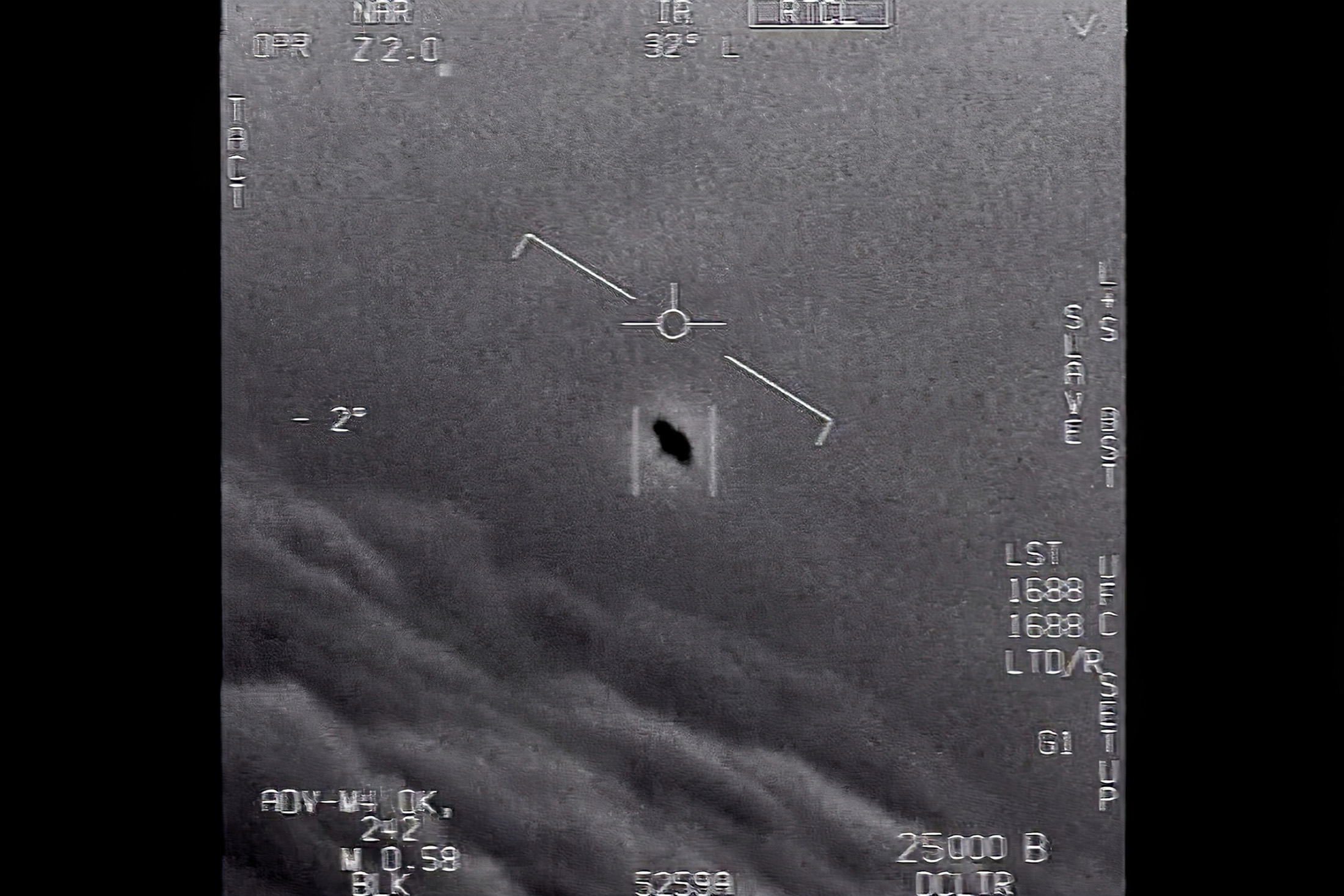 An unidentified flying object&nbsp;is tracked on a Navy pilot’s&nbsp;heads-up display in 2015.&nbsp;