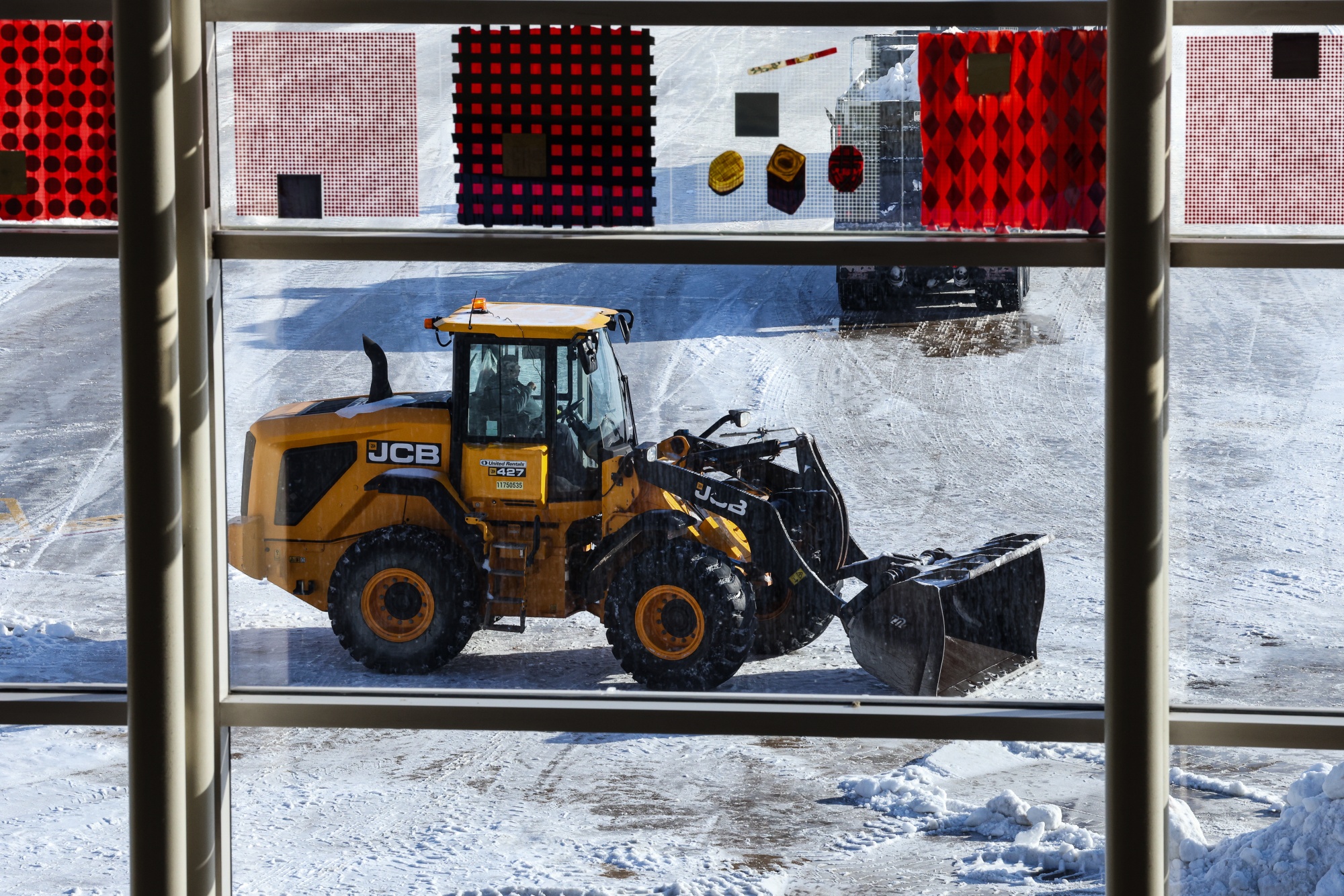 Snow is cleared from the tarmac at Ronald Reagan Washington National Airport (DCA) in Arlington, Virginia, US, on Monday, Jan. 26, 2026. Travelers are bracing for extended disruptions to start the working week in the US as airlines try to get their schedules back on track following an intense winter storm that saw the most flight cancellations since Covid. Photographer: Valerie Plesch/Bloomberg