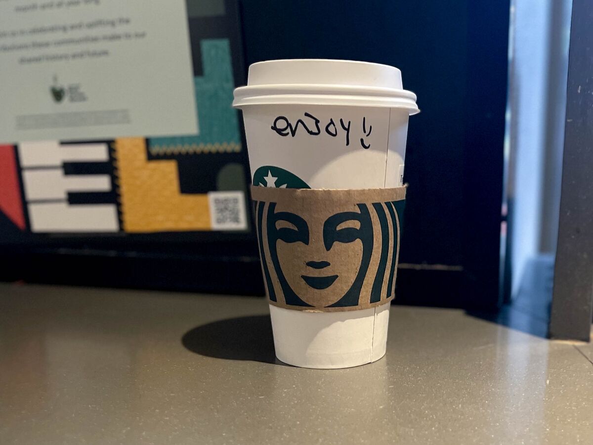 米スタバがカップに手書きメッセージ、顧客もてなしで新しい取り組み 