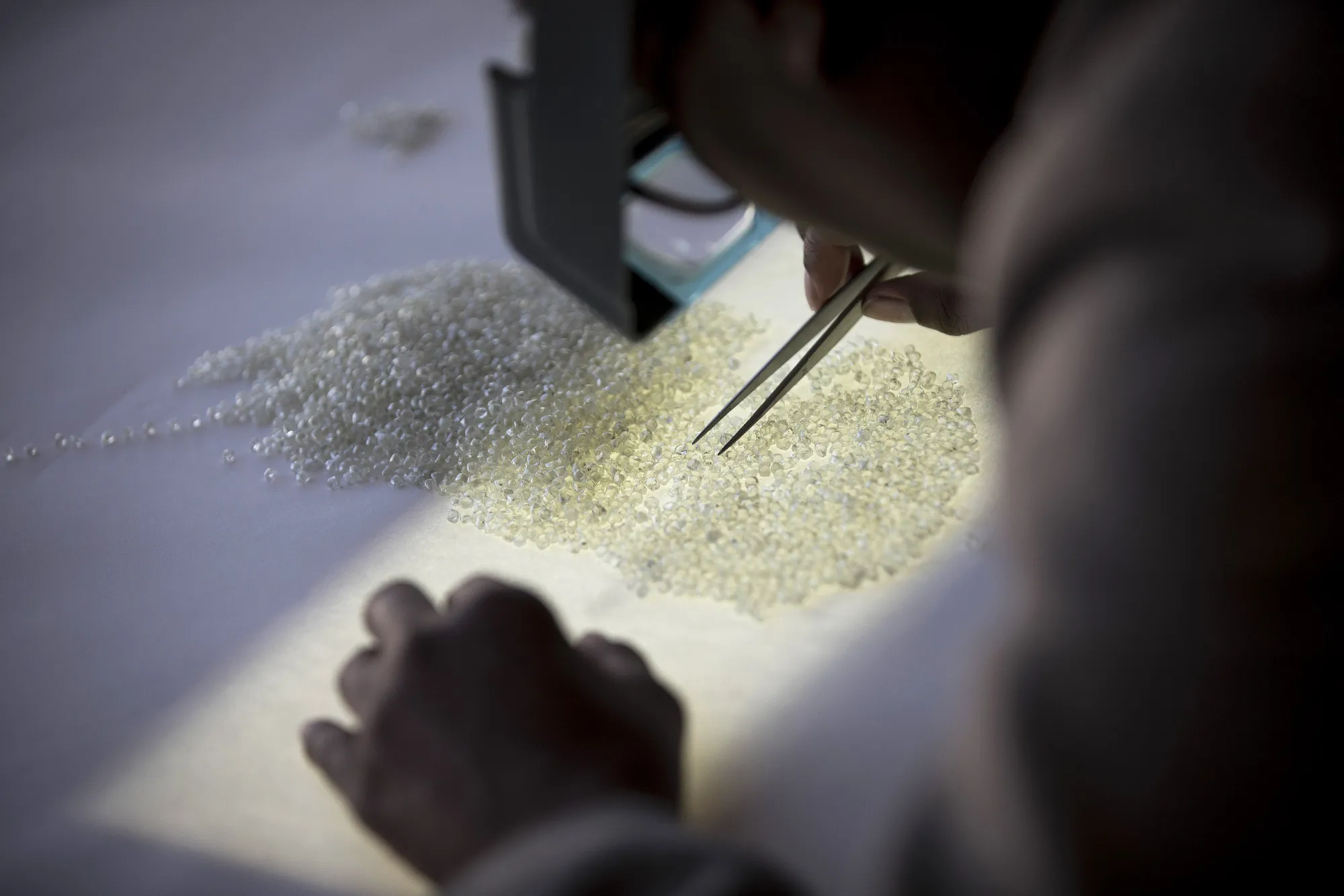 De Beers vies with&nbsp;Russia’s&nbsp;Alrosa PJSC&nbsp;to be the world’s largest producer of diamonds.&nbsp;