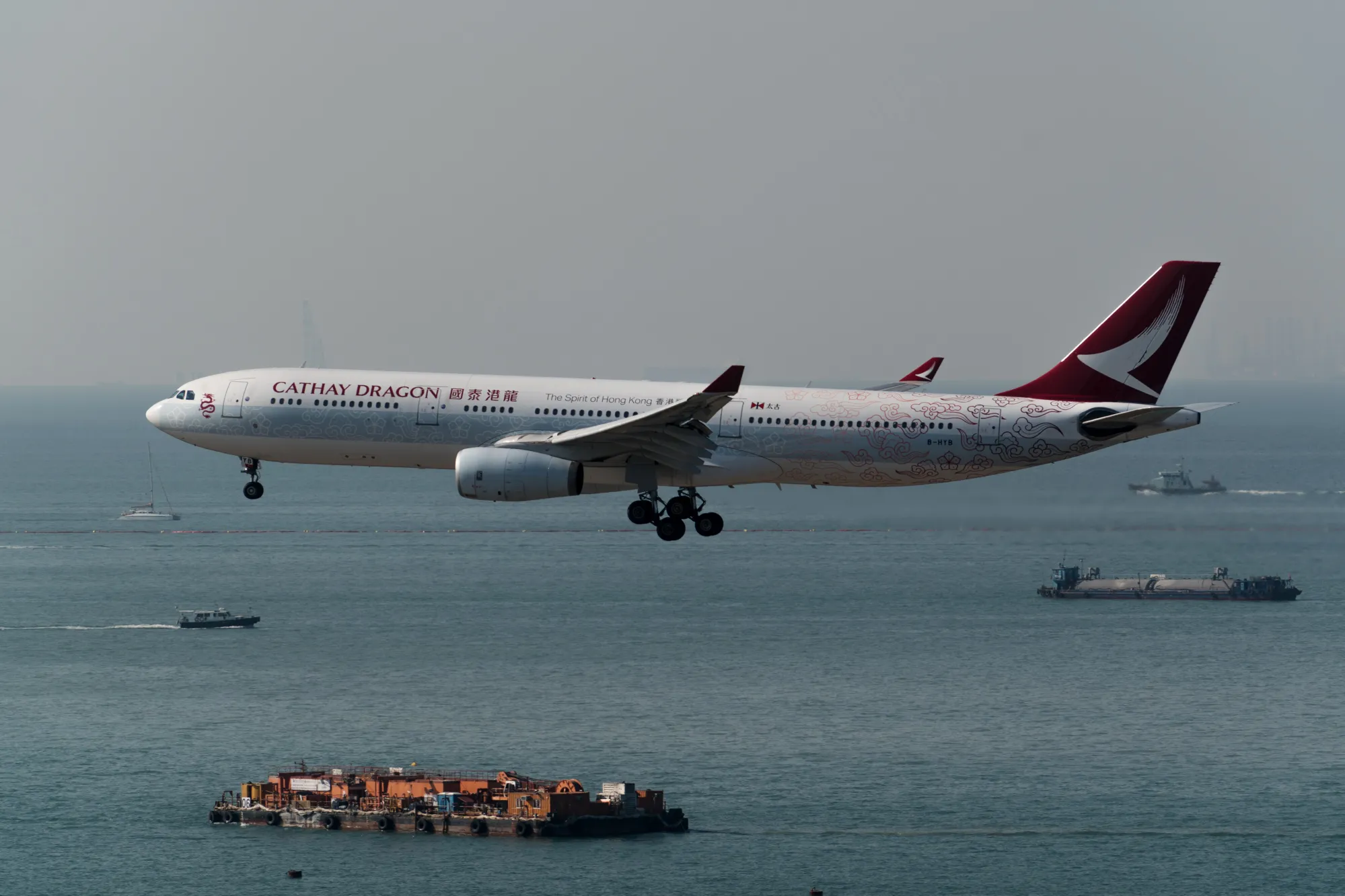 キャセイ航空が香港で約5300人削減へ－ドラゴン航空部門も閉鎖 - Bloomberg