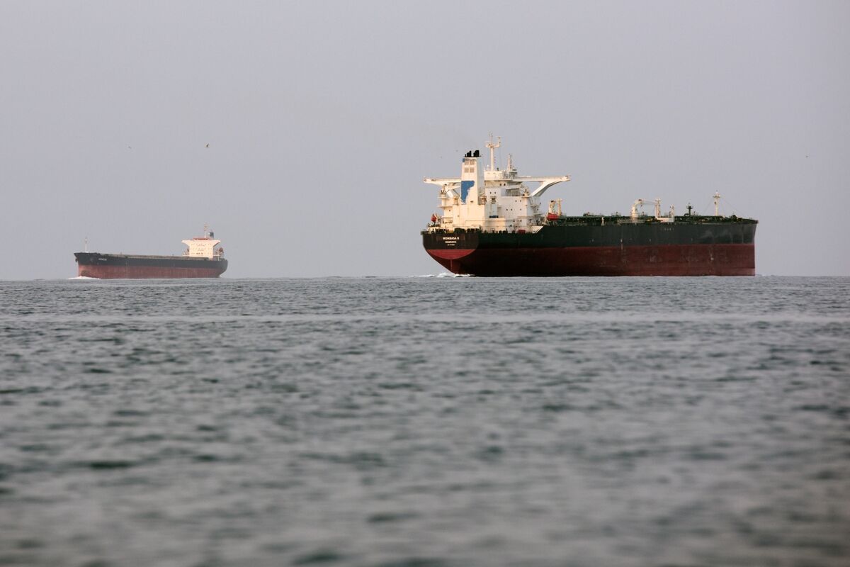 Hormuz Shipping Traffic Grinds to a Halt as Tensions Deepen