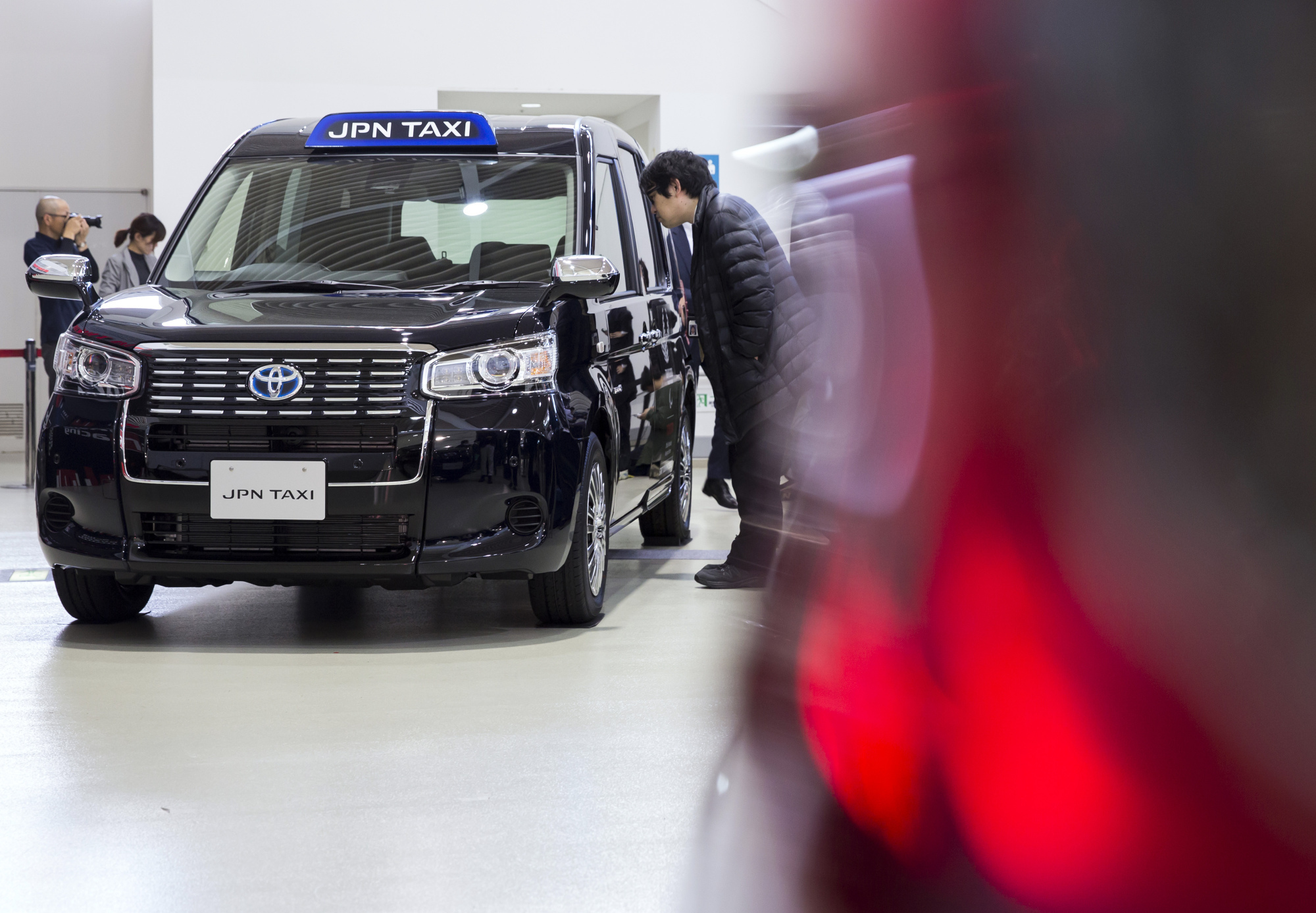 トヨタが藍色の新型タクシー スライドドアで乗降楽々 Bloomberg