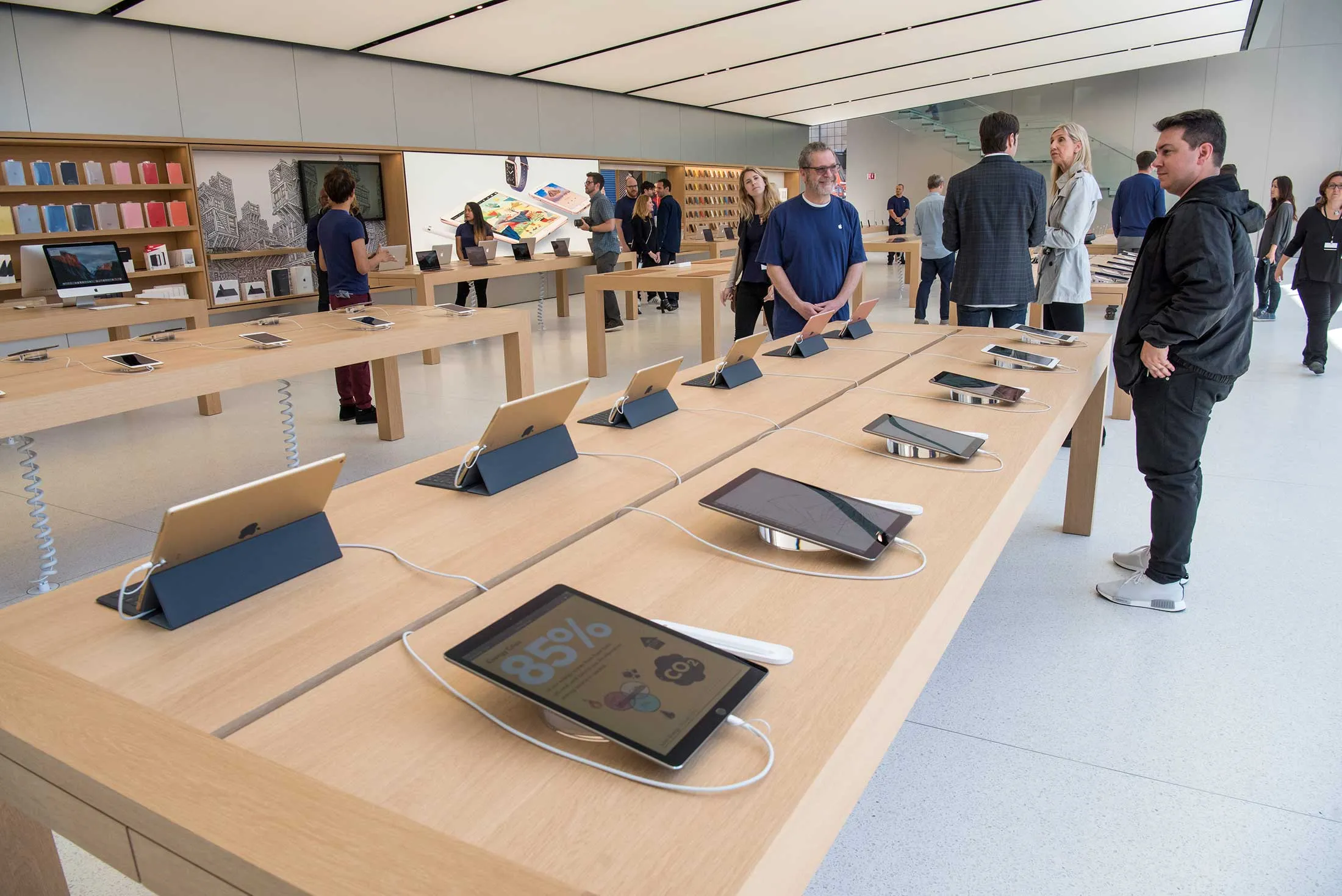 Inside the New Apple Retail Store Design - Bloomberg, image size:2200x1469