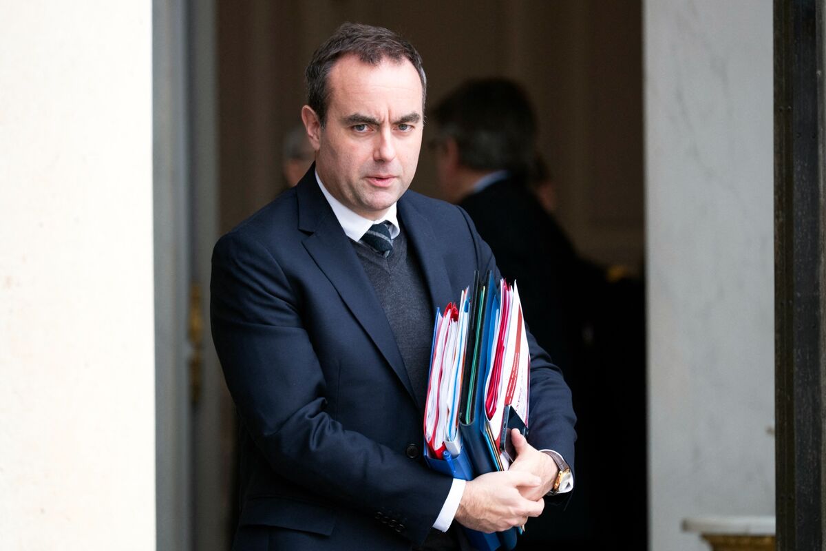 French Premier Vows Energy Price Curbs, Talks to Quell Protests