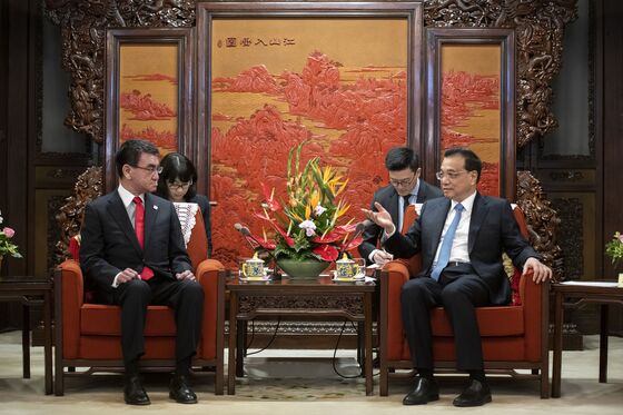 Abe Hails China Ties, Raises Tough Issues as Xi Visits Japan