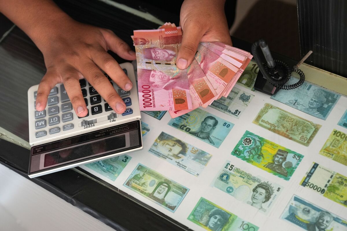 Rupiah Indonesia Bersiap untuk Minggu Terbaik Sejak Januari Seiring Reli Obligasi