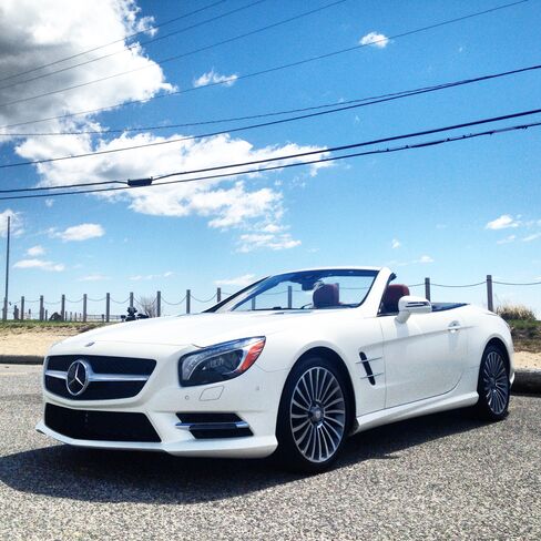 The SL400 comes with a turbocharged V6 engine.