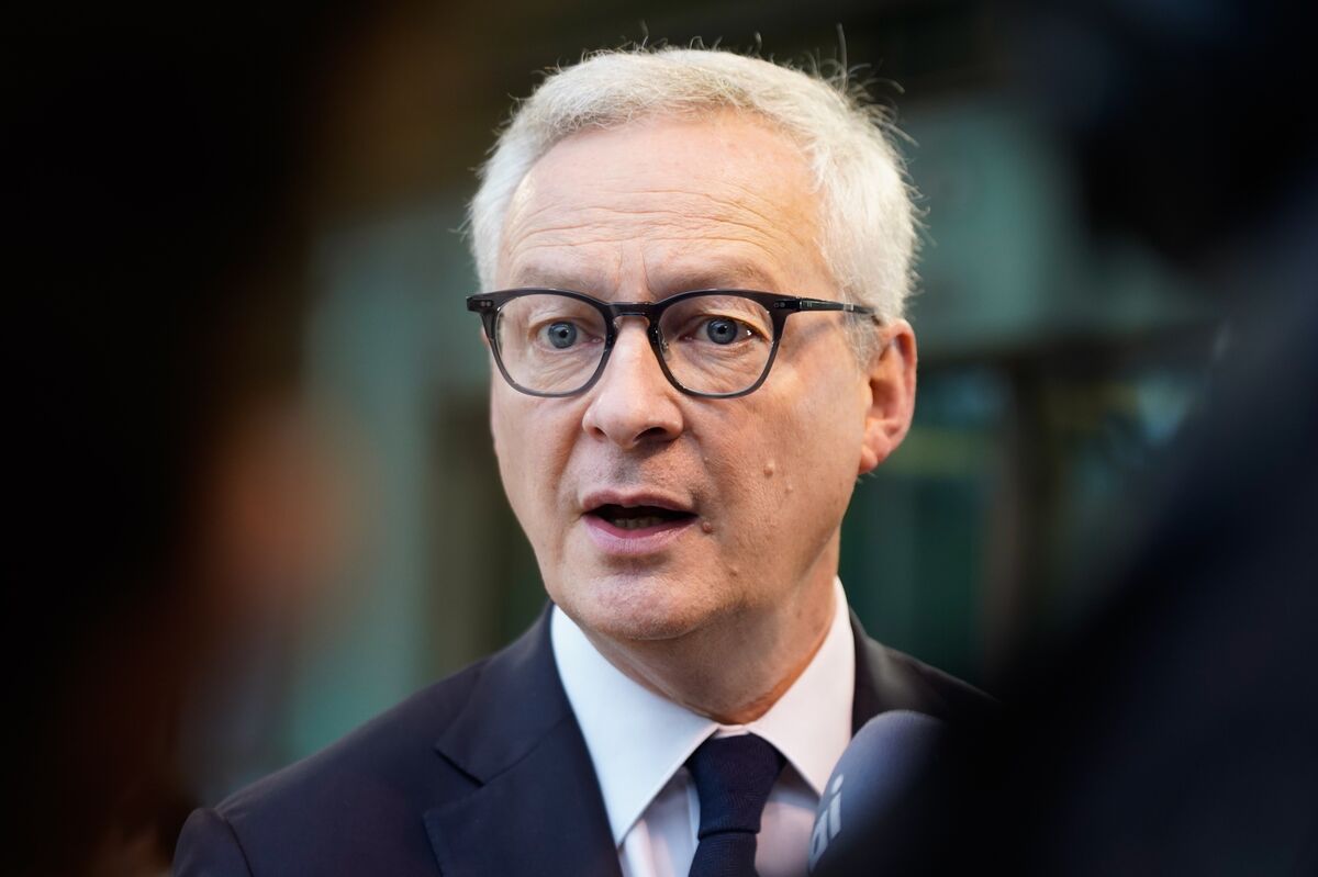French Official Thought New Defense Minister Was a Prank Caller