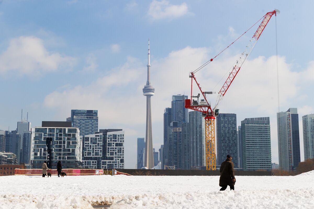 bloomberg.com - Paula Sambo - Canadians Are Furious After Real Estate Funds Lock Up Their Money