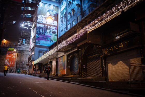 Hong Kong Retail Slumps to 6-Month Low as ‘Immense’ Stress Looms