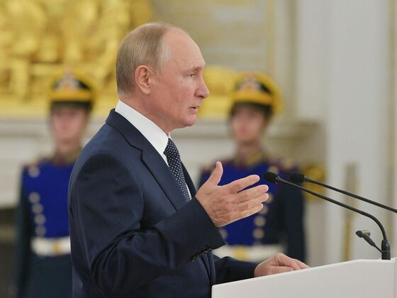 Putin to Self-Isolate After Covid-19 Outbreak in Kremlin