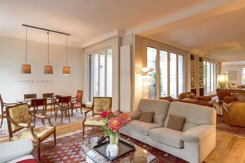 This two story french townhouse is set in the residential 16th arrondissement.