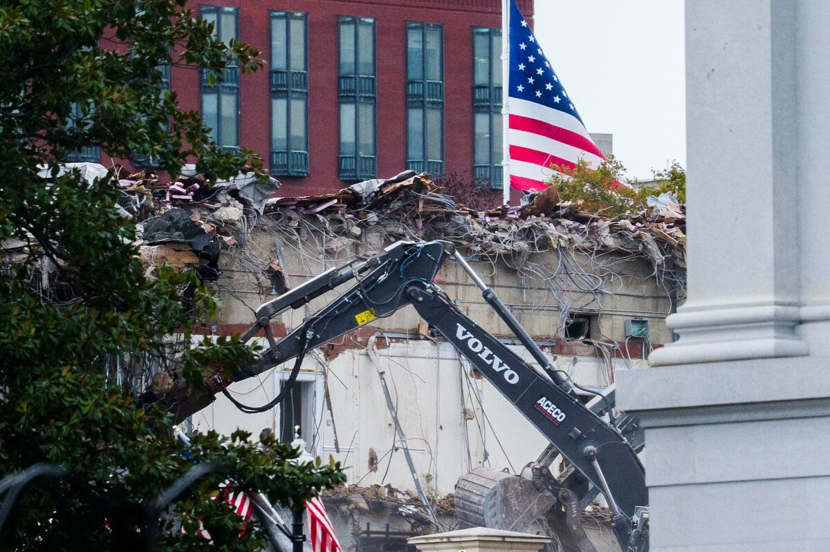 Trump to Demolish East Wing to Build White House Ballroom