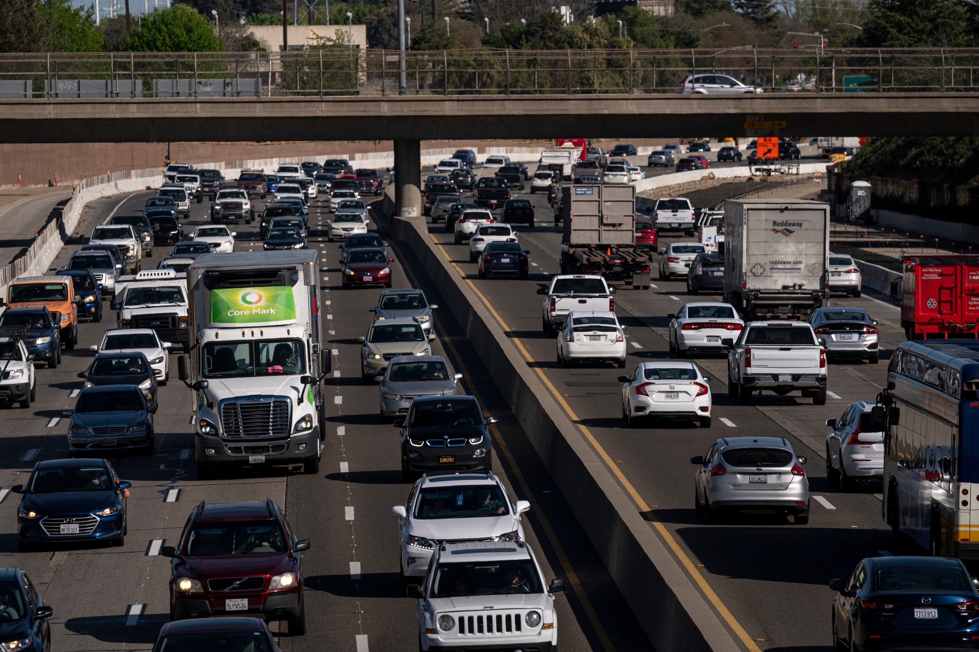 States Tasked With Road Safety as Traffic Deaths Rise - Bloomberg