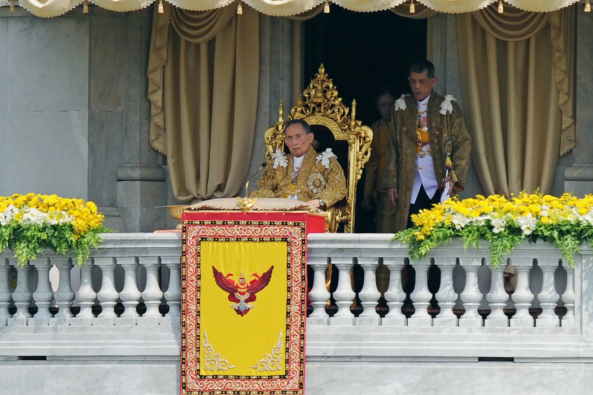 プミポン国王　新聞　タイ　バンコク タイのプミポン国王が死去、88歳－ワチラロンコン皇太子が王位継承へ