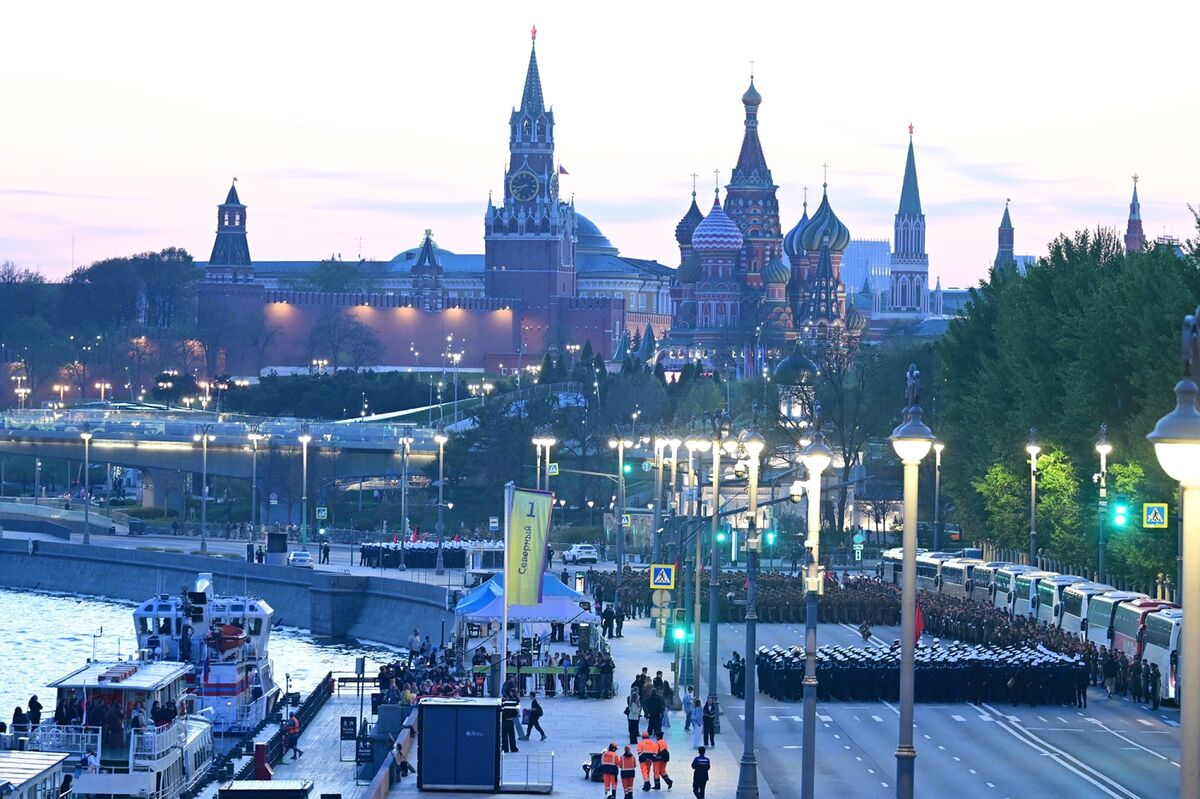 Russia Warns Ukraine of Retaliation If May 9 Parade Targeted