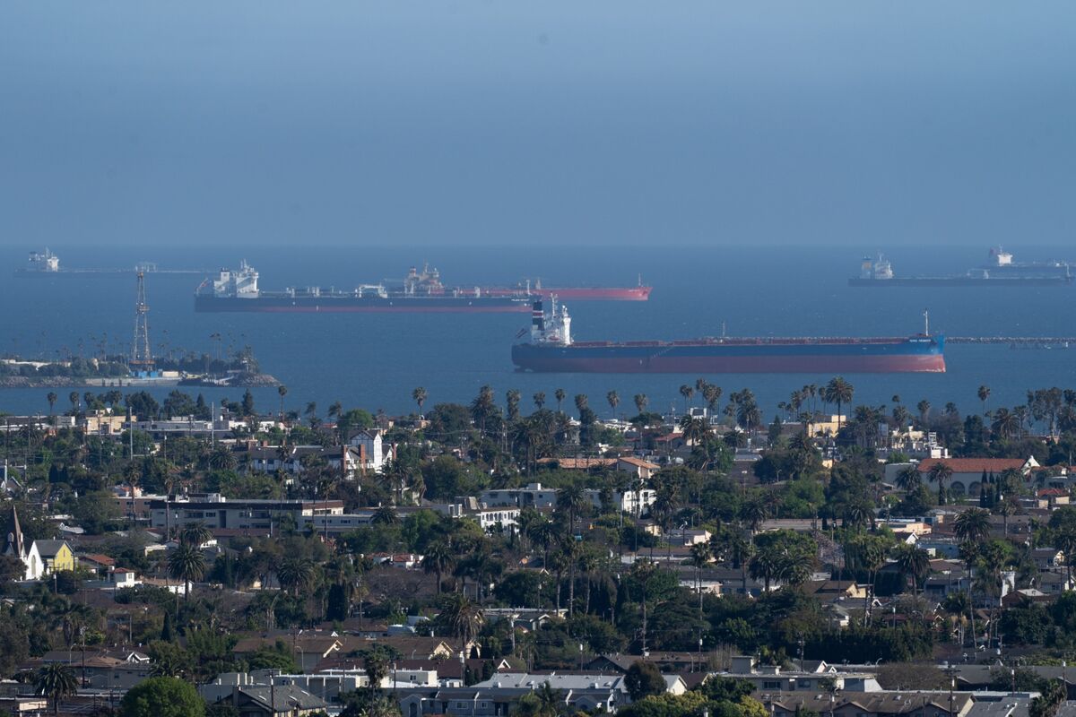 bloomberg.com - Yongchang Chin - Growing Oil Glut Spurs Asian Refiners to Offer Cargoes to the US