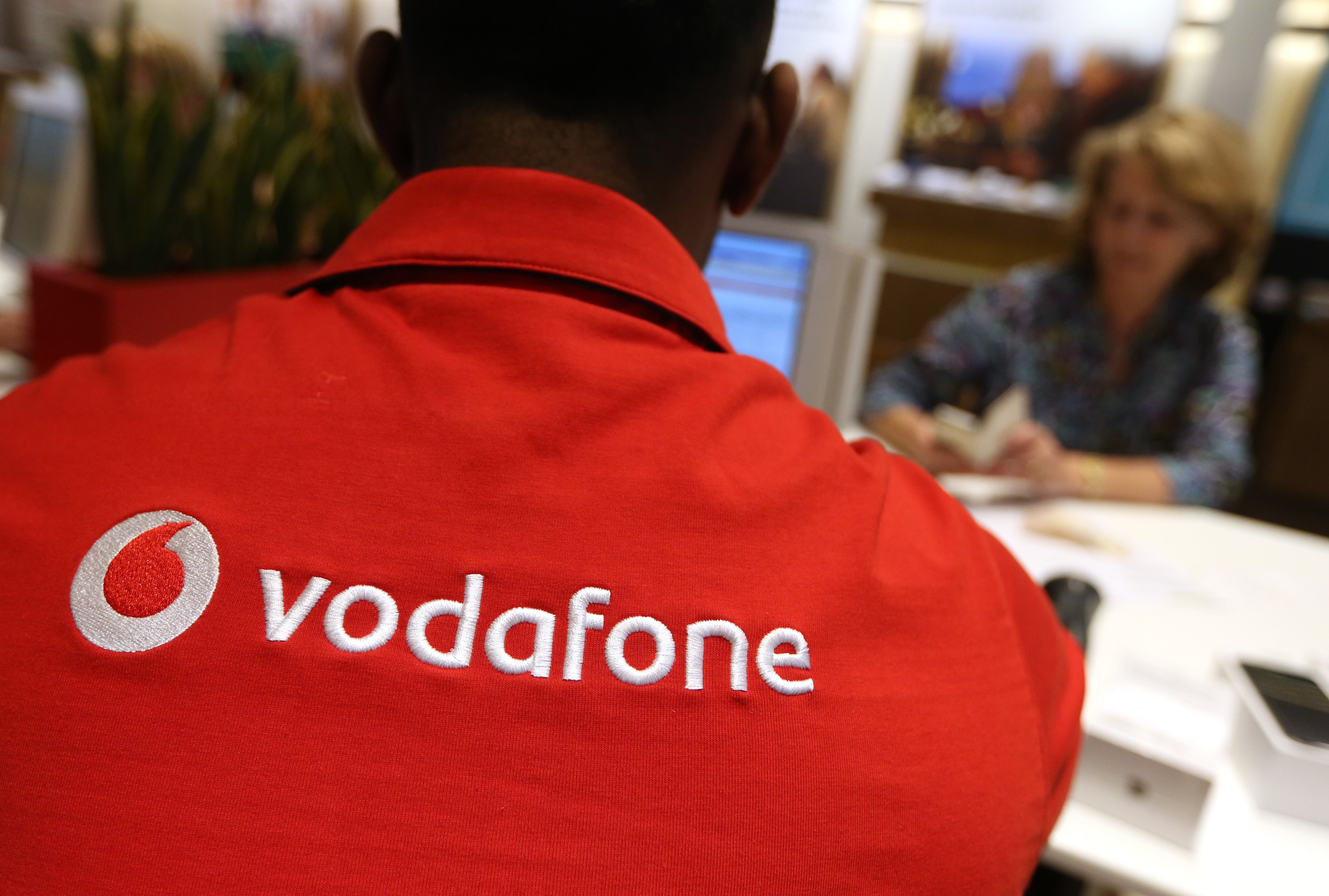 Vodafone Cuts Dividend As Revenue Falls Spectrum Costs Loom Bloomberg