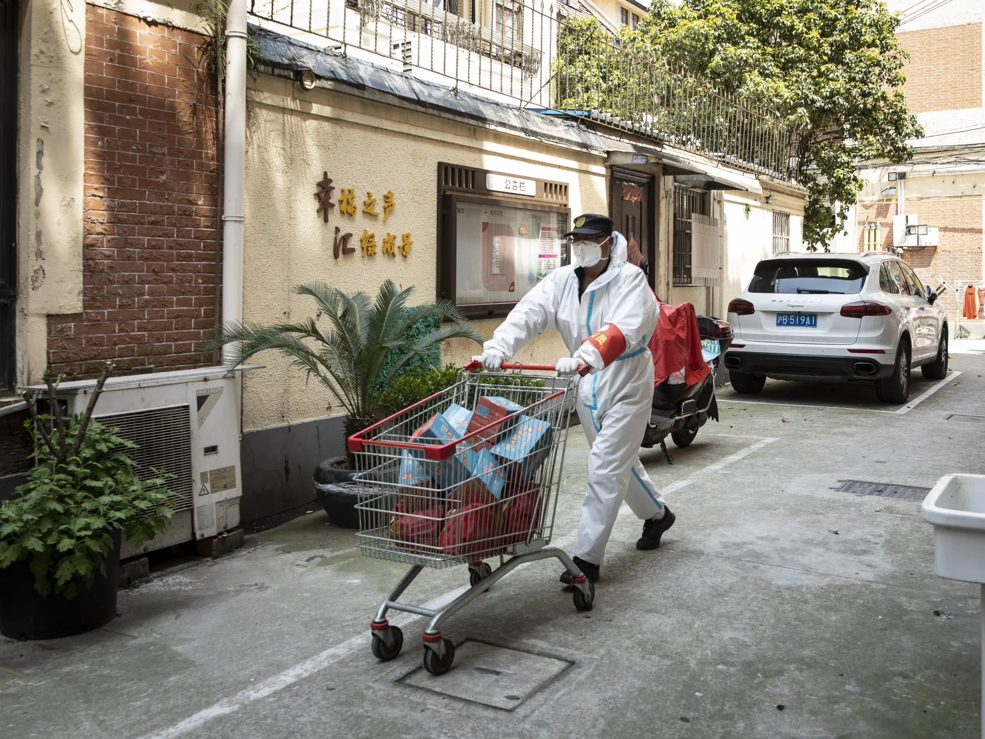 Lockdown food delivery in Shanghai.&nbsp;