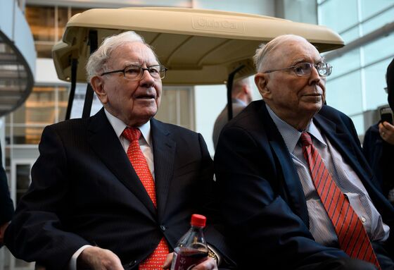 Buffett Lures Fans to Omaha With Stock Buys, Inflation Talk