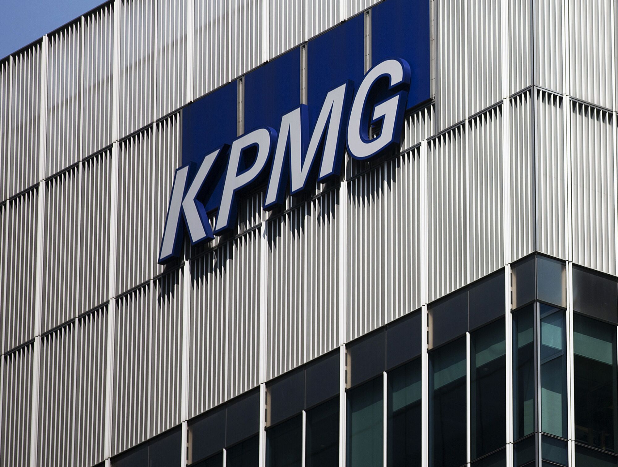 Ex-KPMG South Africa Chief Denies Wrongdoing During Gupta Audit