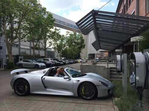 With sandwiches stowed, Thomas Becki and the author prepare to set out from Porsche headquarters in Stuttgart.