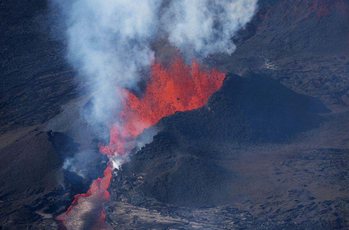 Scientists Lower Alert for Mauna Loa, Say Eruption Could End - Bloomberg