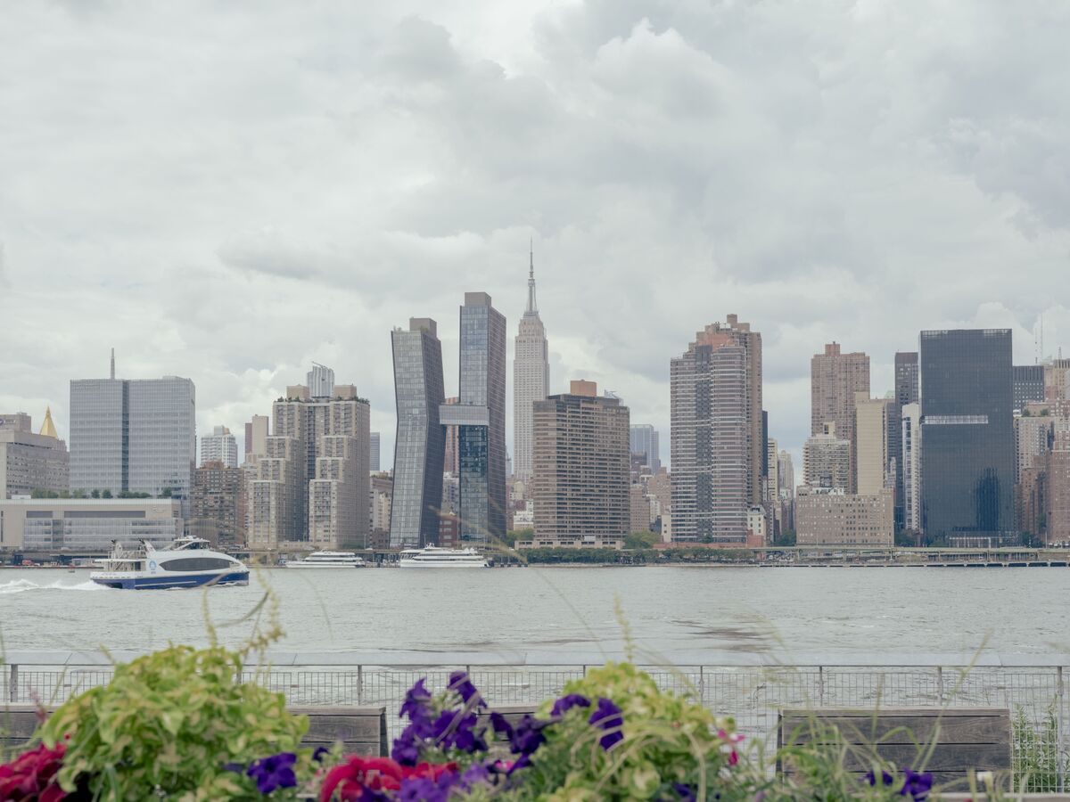 Finding a New York Apartment Rents, Bidding Wars Soar in Peak Season