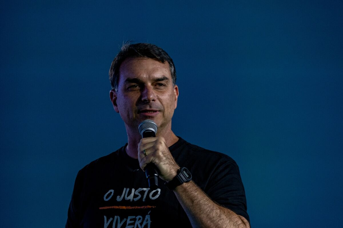 Trump Meets Brazilian Candidate Flávio Bolsonaro at White House