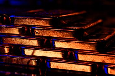 Gold Rises to Record as Weaker Dollar Extends Scorching Rally