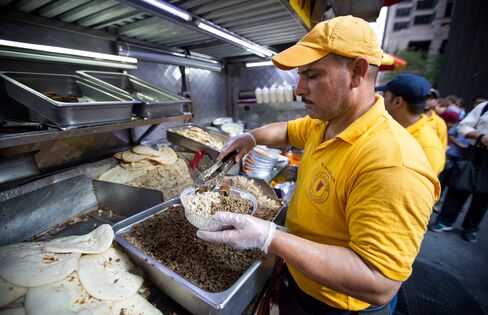 Halal Guys preparing a combo platter in New York.