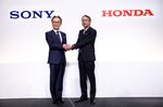Sony president and CEO Kenichiro Yoshida (L) and Honda president Toshihiro Mibe.