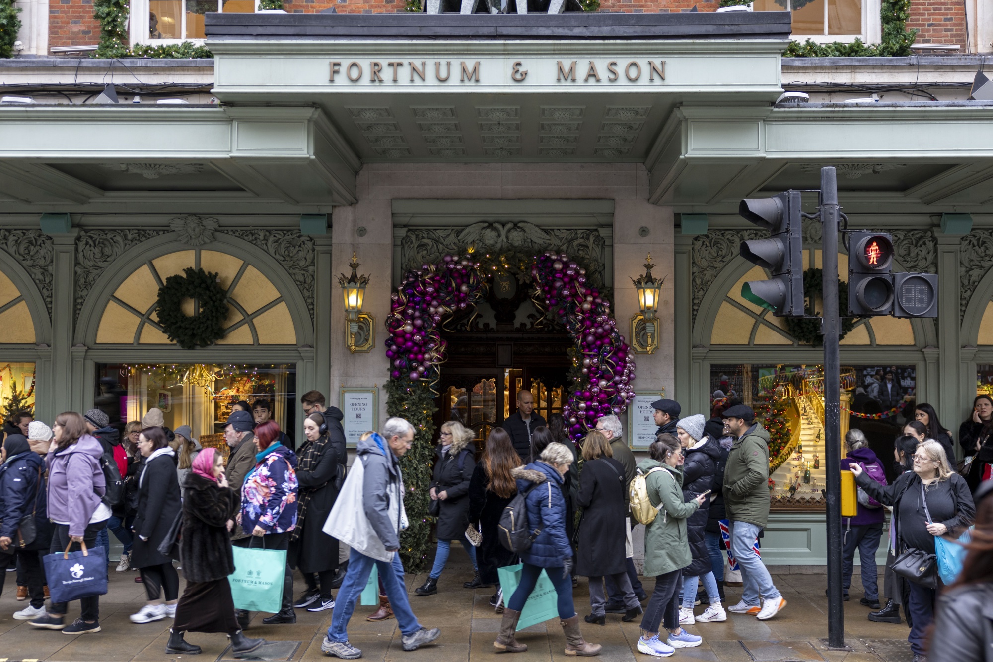 UK Christmas Sales Are Off to Weak Start on Delayed Spending - Bloomberg