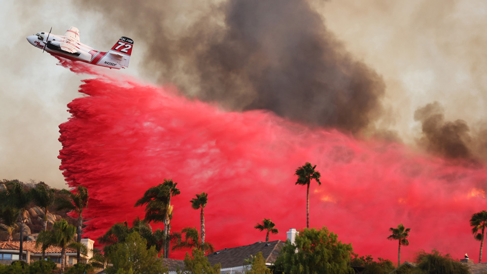 Watch Firefighters Battle Blaze In Southern California - Bloomberg