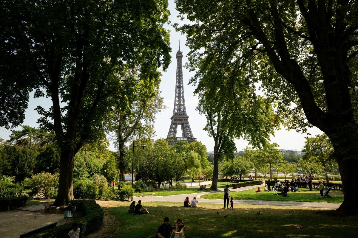 French Bond Futures Open Lower After New Cabinet Is Announced