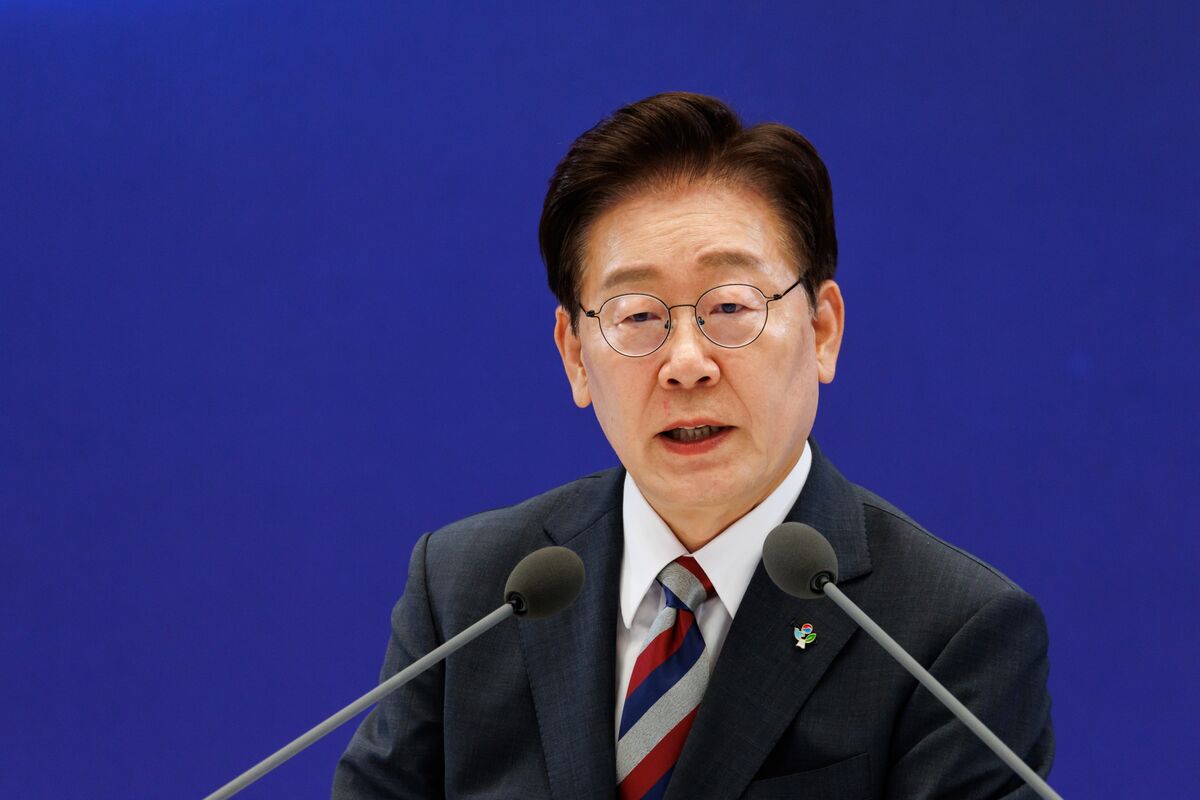 Lee’s $880 Billion AI Bet Ties Legacy to South Korea Chip Boom