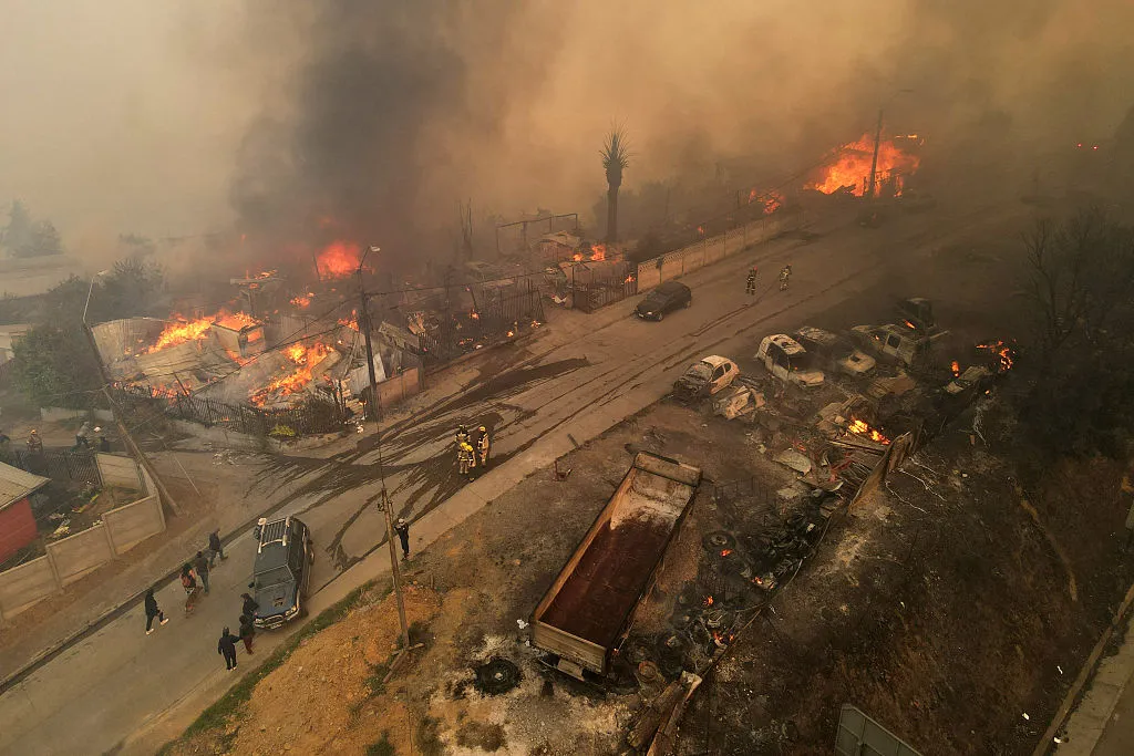 Casas en llamas durante un incendio forestal en Concepción, Chile, el 18 de enero de 2026.