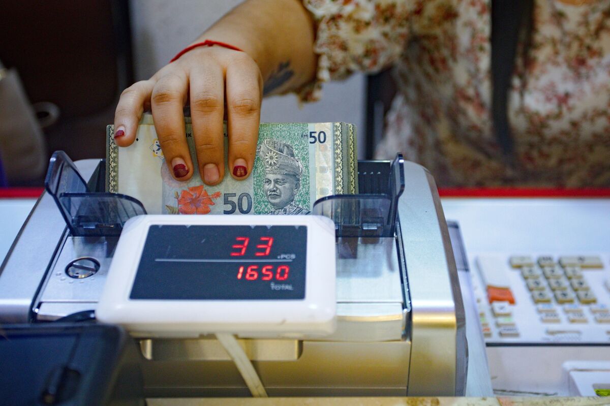 Malaysian Ringgit Set for Biggest Monthly Decline Since 2015