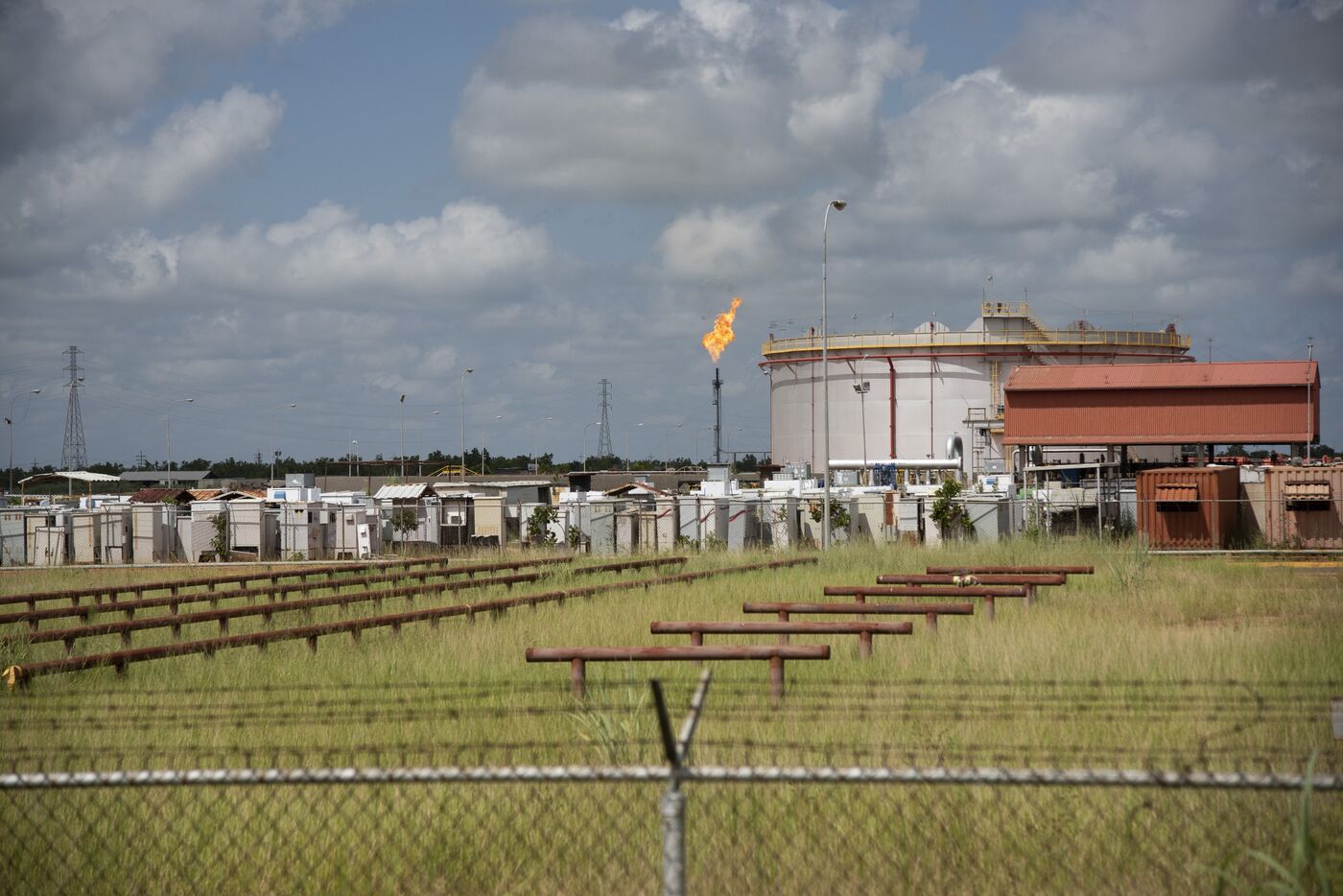 An oil tank stands at the&nbsp;Petropiar facility in El Tigre, Venezuela